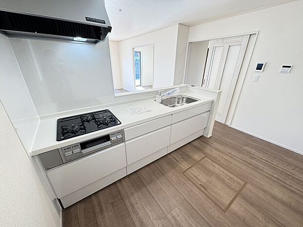 【キッチン】グリル付きの3口ガスコンロが搭載されています。並行調理が可能なため、お料理のレパートリーが広がりそうです。