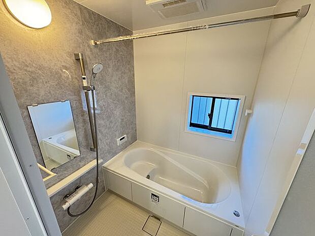 【浴室】ベンチ浴槽で、湯量が節約できます。半身浴にも便利です。