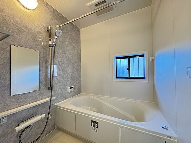 【浴室】小窓付きの浴室で、自然換気を行えます。足を伸ばしてゆったり寛げる広々とした浴槽！