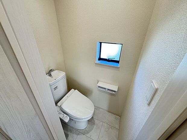 【2階トイレ】各階に配置されています。温水洗浄便座付きのトイレで快適にご利用いただけます。