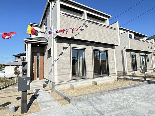 【現地外観写真】日当たり良好な庭のある住まい♪TVモニタ付きインターホンなどが一体化した機能門柱も設置されています。