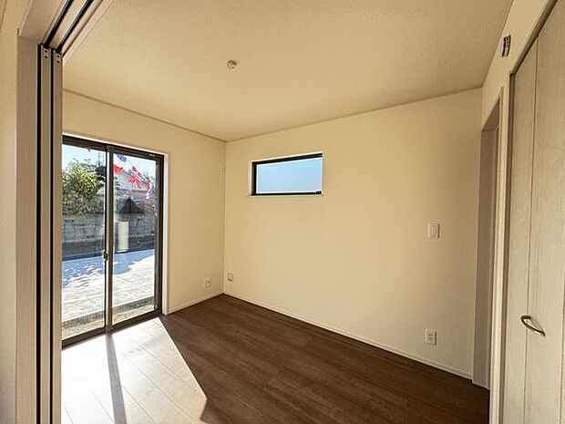 【洋室】LDKに隣接する約4.37帖の洋室です。LDKとの一体利用が可能！引き戸を開けると開放的な空間が広がります。