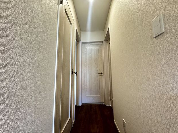 【2階ホール】2階の各洋室は振り分けタイプが採用されています。個々の時間を大切にできる間取りです。