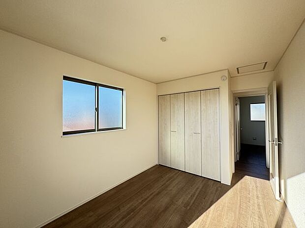 【洋室】全居室2面採光が採用されており、採光・通風良好です。直接バルコニーに出入り可能！