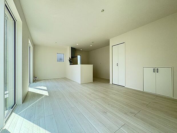 【LDK/約17.0帖】生活のメインスペースとなるLDKは約17.0帖とゆとりのある広さ。南面に掃き出し窓が2箇所設けられた、明るい住空間です。