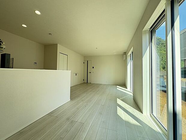 【LDK/約17.0帖】ご家族とのコミュニケーションが図りやすい対面式キッチンが採用されています。