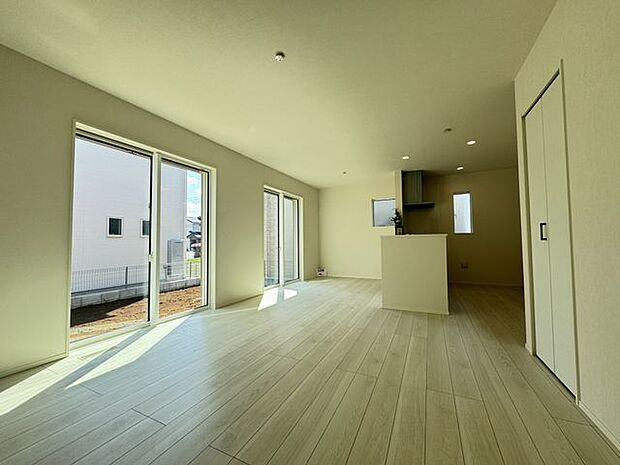 【LDK/約17.0帖】淡色でまとめられた、明るい内装デザイン。様々なインテリアと相性が良く、お好みのお部屋作りが楽しめます。