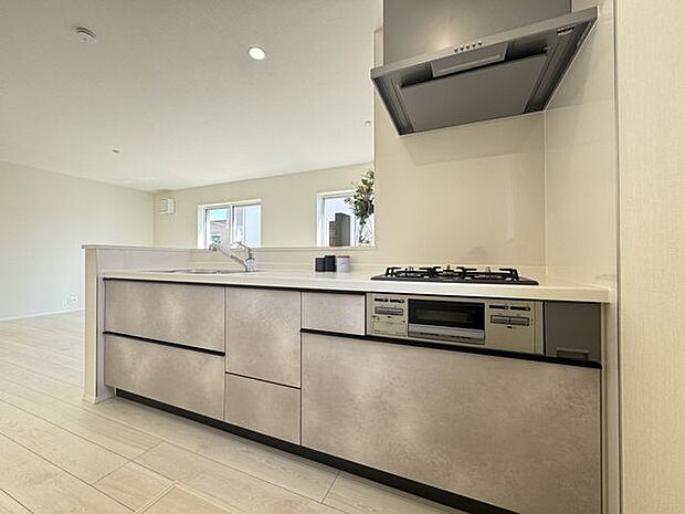 【キッチン】開放感を保ちつつ、程よく生活感を隠してくれる、バランスの良いセミオープンタイプです。