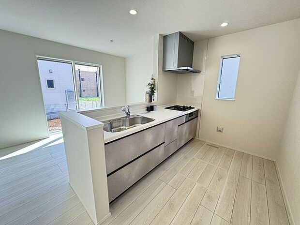 【キッチン】床下収納庫が備わっています。日用品のストックや保存食などの収納に便利です。