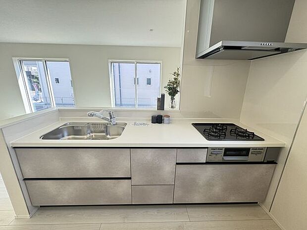 【キッチン】グリル付き3口コンロが搭載されており、複数品を同時に調理可能。効率的な調理で時短に繋がります。