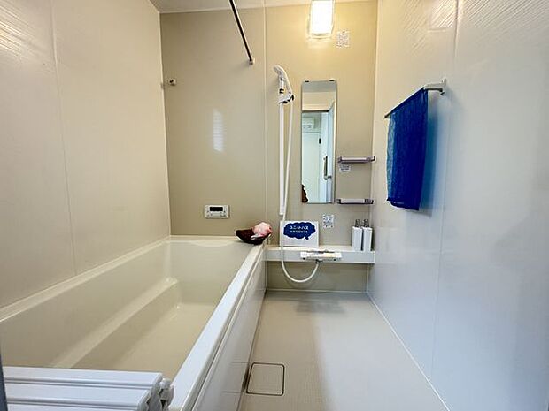 【浴室】浴室乾燥機が搭載されています。時間や天候に関係なく、洗濯物が乾かせて便利です。