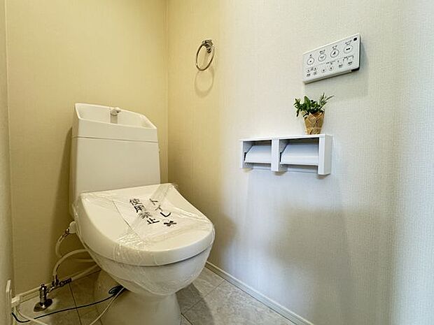 【トイレ】いつでも快適に使用できる温水洗浄便座付きトイレ。各階に備わっています。