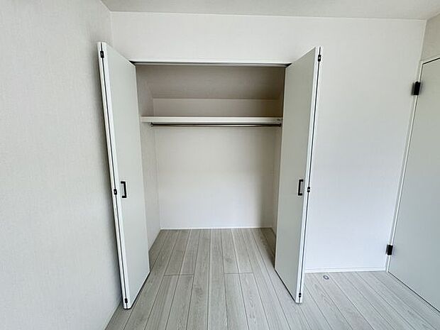 【収納/洋室(約6.0帖)】各洋室にクローゼットが備わっています。衣類や小物を収納し、住空間を有効に利用できます。