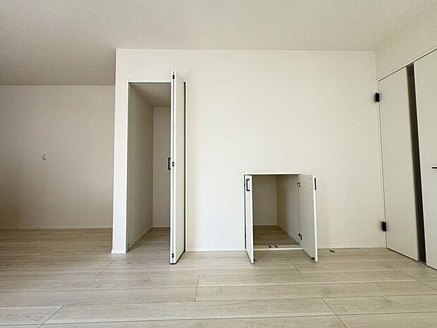 【収納/LDK】LDKに収納スペースが備わっています。書類や小物の整理、日用品のストック収納などに便利です。