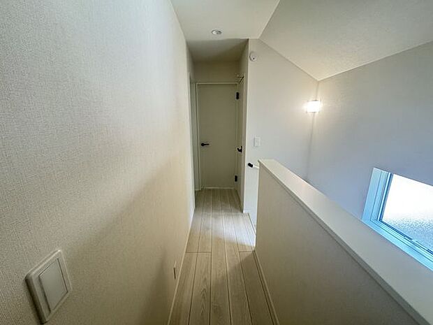 【2階廊下】各洋室は振分タイプなので、お一人の時間もゆったり過ごせます。