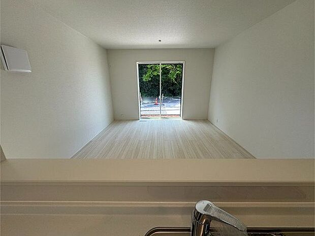 【LDK】掃き出し窓から庭へアクセスできます。キッチンから外で遊ぶお子様の見守りができそうです。