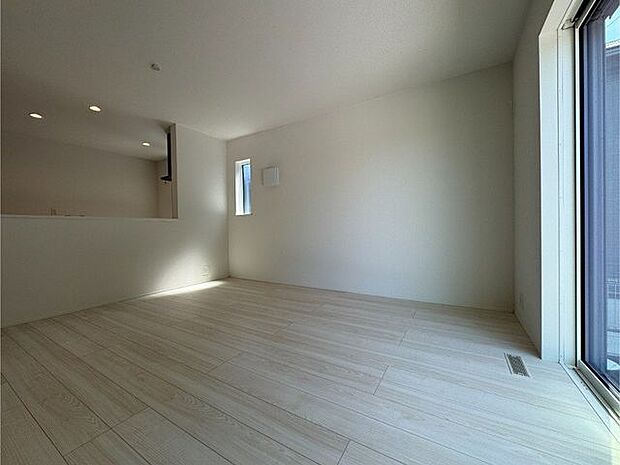 【LDK】リビングからキッチンの様子が見えるため、ご家族どうしで会話が弾みやすい間取りです。