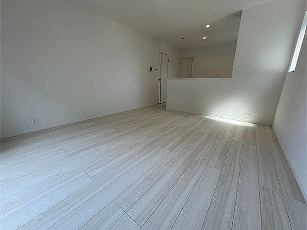 【LDK】ナチュラルな色合いのフローリングと白いクロスのLDK。お好みのインテリアを自由に楽しめそうです。