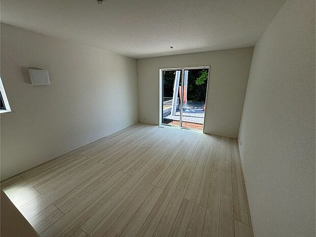 【LDK】カウンター付きキッチンなので、配膳や仮置きに便利!お子様のお手伝いもスムーズに行えそうです。