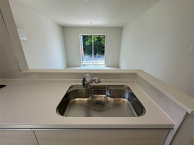 【キッチン】腰壁仕様でほど良く手元が隠れ、リビング側からは見えにくいです。