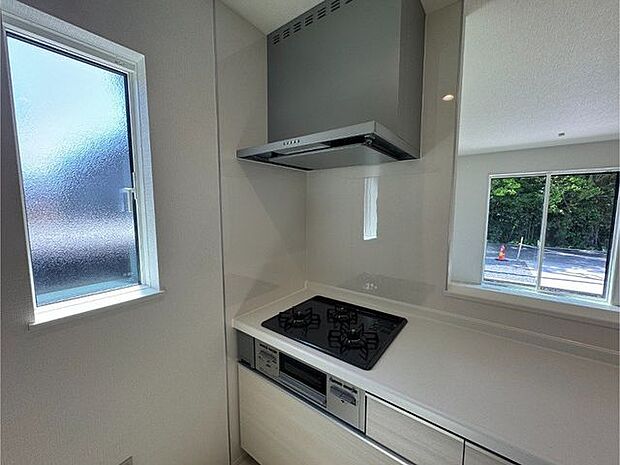 【キッチン】キッチン側にも小窓が設置されており、調理中のにおい籠りを軽減できそうです。