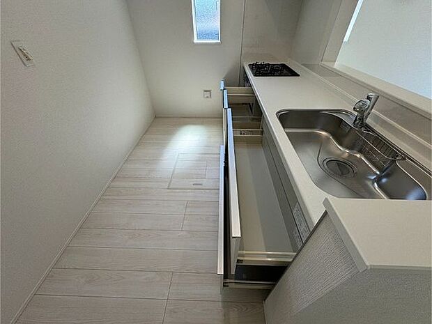 【キッチン】キッチン下の収納はスライド式で、お鍋やお皿などもスムーズに出し入れ可能です。