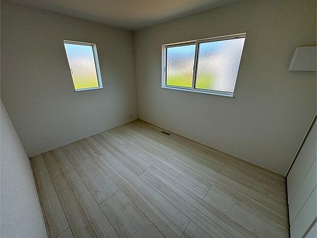 【洋室/約6.0帖】腰高窓が採用されています。窓付近まで家具配置ができ、住空間を有効活用可能です。