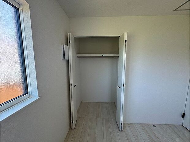 【洋室/約6.0帖】各洋室に収納スペースが備わっており、住空間を広くお使いいただけます。