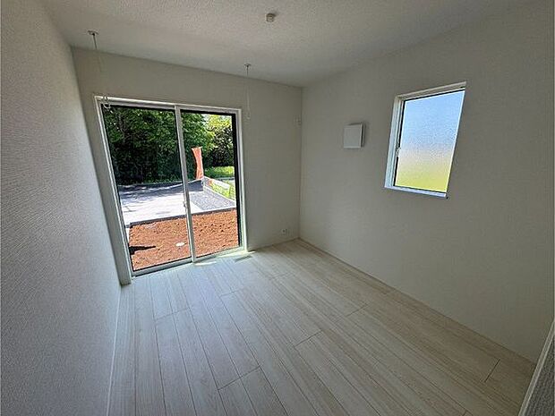 【洋室/約5.28帖】掃き出し窓から明るい自然光が差し込みます。庭に出入りができます。