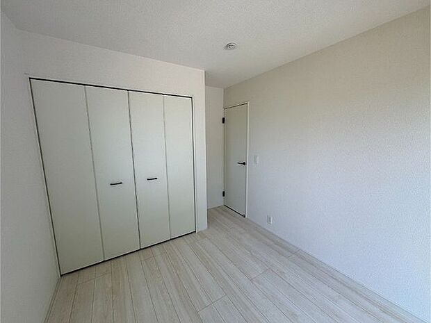 【洋室/約5.28帖】リビングと同じ木目調のフローリング。統一感のある内装です。