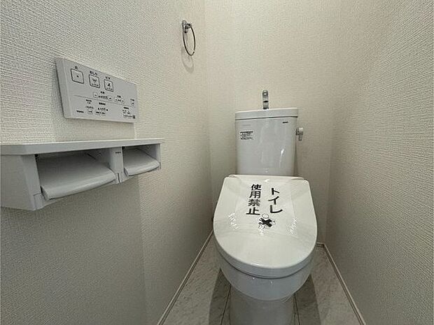 【トイレ】温水洗浄便座付きで、毎日快適に使用できます。壁付けタイプのリモコンは操作もしやすいです。