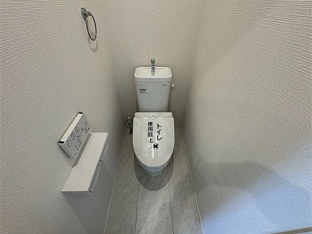 【トイレ】タオル掛け付きです。手洗い器一体型で、ご利用後すぐに手が洗えて衛生的!