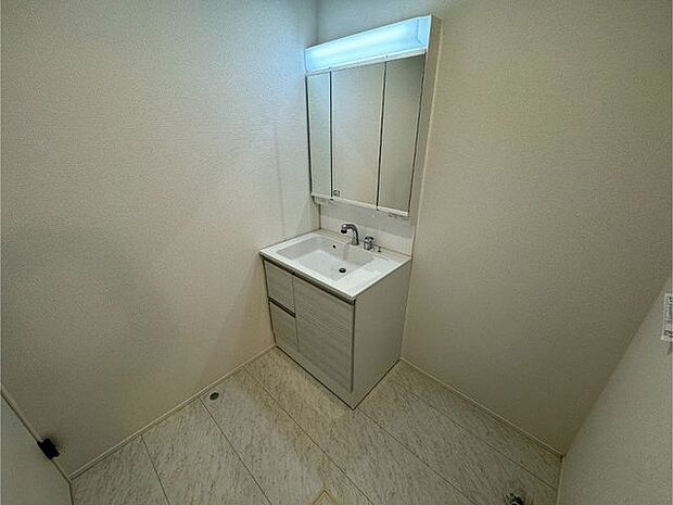 【洗面室】身支度の際に便利な三面鏡タイプの洗面台が採用されています。