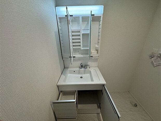 【洗面室】三面鏡裏・洗面ボウル下に収納スペースがあり、日常使用の洗顔用品や化粧品などが整理できます。