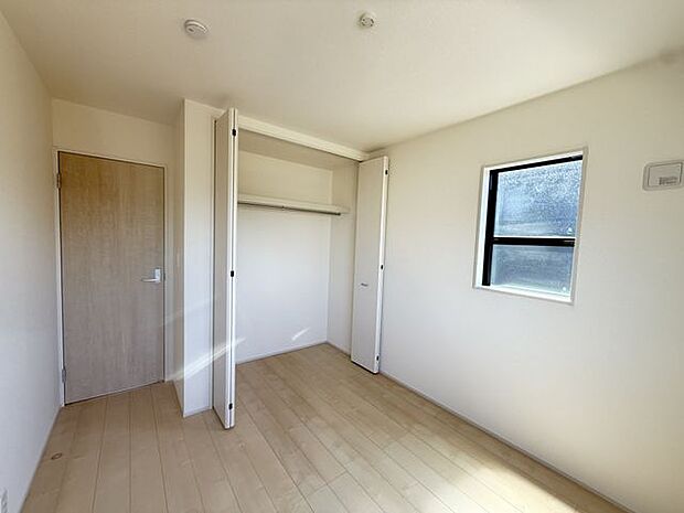 【南西側洋室/約5.25帖】フローリング仕様で、日々のお手入れや季節ごとの模様替えなどもスムーズに行えそうです。