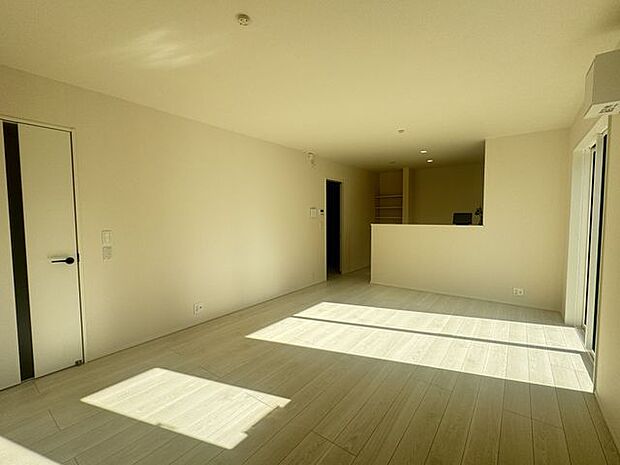 【LDK】LDKに隣接して、約5.0帖の和室があります。ゲストが大勢集まった際でも、和室との一体利用により、ゆとりを感じられそうです。※家具調度品等は販売価格に含まれません。