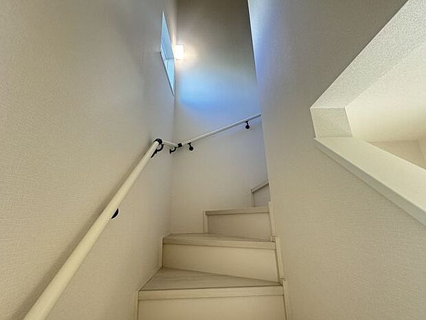 【階段】小窓とライト、手すりが設置されています。日中も夜間もしっかりと光が届き、安全な昇り降りをサポートしてくれそうです。
