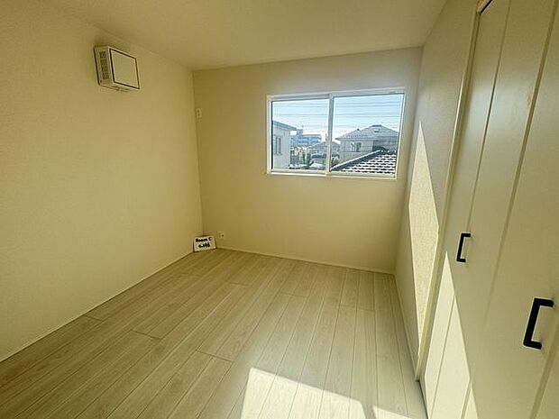 【洋室/約6.5帖】2階の各洋室は6.5帖以上の広さが確保されており、ゆったりお過ごしいただけます。