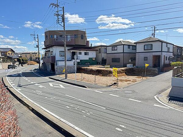 【現地写真】北東側前面道路には整備された歩道があり、安心して歩行できます。