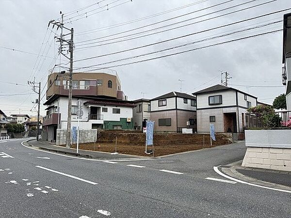 【現地写真】周辺にはすでに建物があり、近隣状況を考慮したプランニングが行えます。