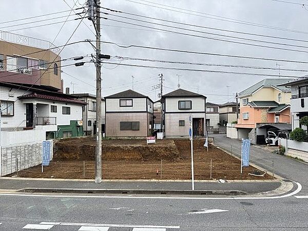 【現地写真】前面道路はアスファルト舗装済。ベビーカーや自転車での出入りも行いやすいです。