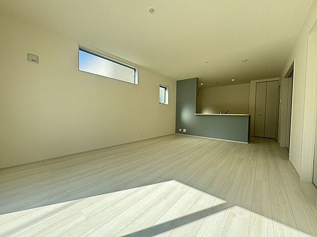 【LDK/約16.75帖】リビング・ダイニングスペースをしっかりと確保できる、縦長のLDK！掃き出し窓や高窓など、様々な窓が配され、室内にしっかりと陽光を届けてくれます。