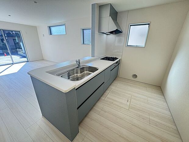 【キッチン】広いワークトップが確保されており、ご家族と一緒に並んで作業ができます。キッチン側にも小窓があり、調理中の換気もスムーズ！