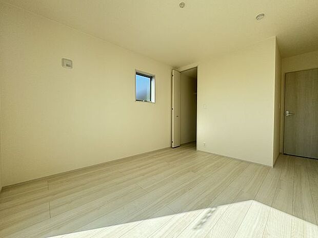 【洋室/約7.75帖】洋室の中で一番広い、WICが設置された洋室です。シングルベッドを2つ並べることもでき、主寝室などにもオススメ！
