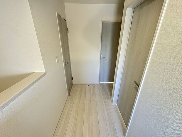 【2階ホール】2階の各洋室は振り分けタイプが採用されています。ご家族との時間も個々の時間も大切にできる間取りです。