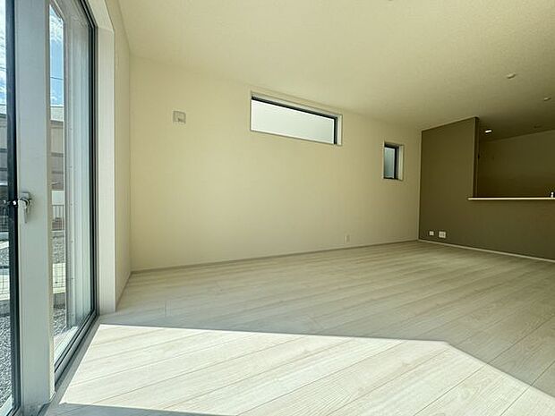 【LDK/約17帖】南側の大きな掃き出し窓から、たっぷりと陽光が差し込む明るいLDK！2面採光が確保されており、風通しも良好です♪