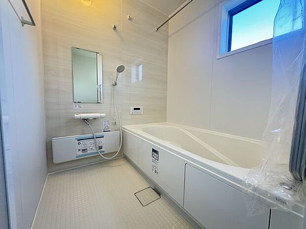 【浴室】足を伸ばしてゆったりと浸かれる、広い浴槽。ベンチタイプで、半身浴や小さなお子様を座らせて入浴が可能です。