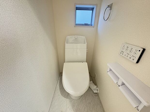 【トイレ】快適にご使用いただける、温水洗浄便座付きのトイレです。トイレは各階にありますので、混み合う時間帯や来客時でも気兼ねなくご利用いただけます。