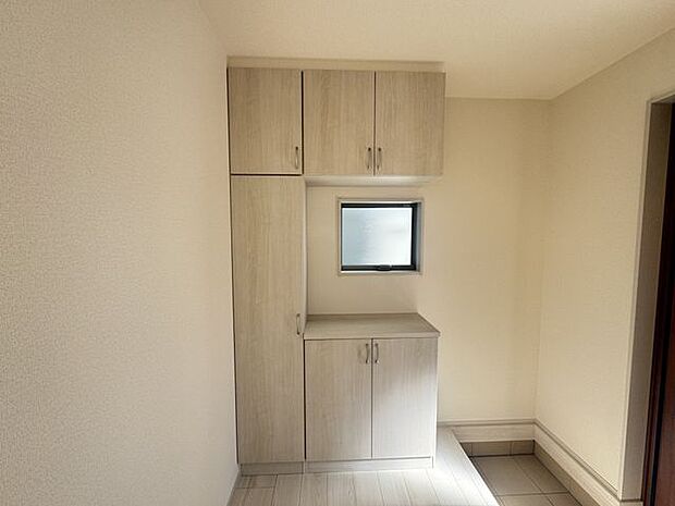 【シューズボックス】玄関にはコの字型のシューズボックスが設置されており、ご家族の履物などをスッキリと仕舞えます。