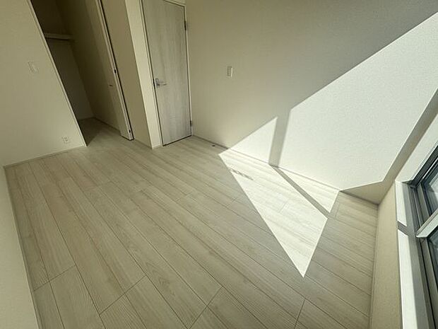 【洋室/約6.25帖】南向きバルコニーに面しています。明るく開放感のあるお部屋です。お好みのインテリアに合わせやすいナチュラルテイストな内装が採用されています。